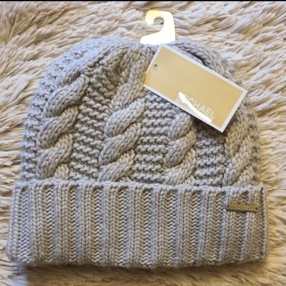 💫MICHAEL KORS Cable Knit Fleece Lined Cuffed Beanie Hat, Gray - Picture 2 of 5